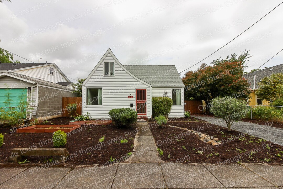 855 NE Rosa Parks Way in Portland, OR - Building Photo