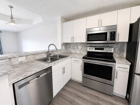 14057 SW 121st Pl in Miami, FL - Building Photo