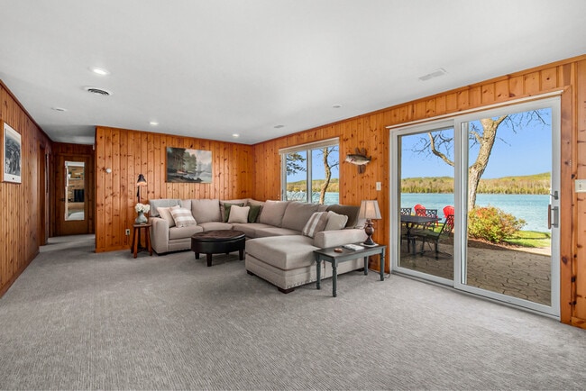2120 Walleye Ln in Bellaire, MI - Foto de edificio - Building Photo