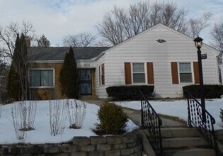 2416 Burrmont Rd in Rockford, IL - Building Photo - Building Photo