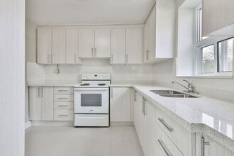 Equity Park in Oakville, ON - Building Photo - Building Photo