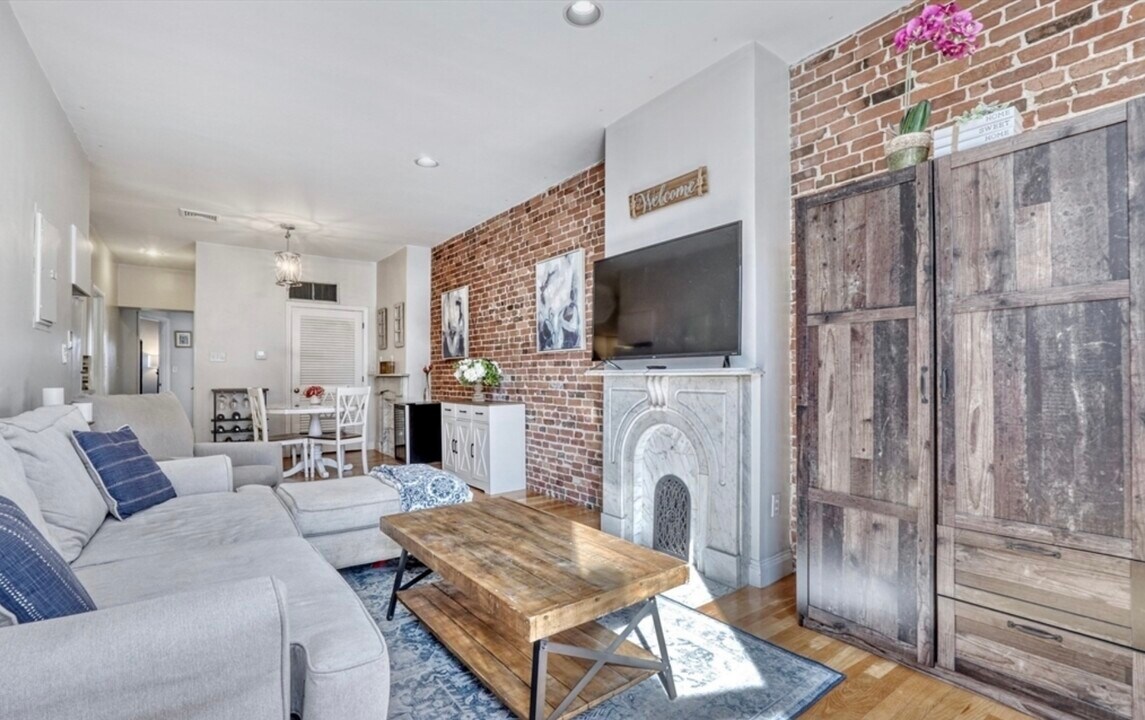 153 Dorchester St, Unit 2 in Boston, MA - Foto de edificio