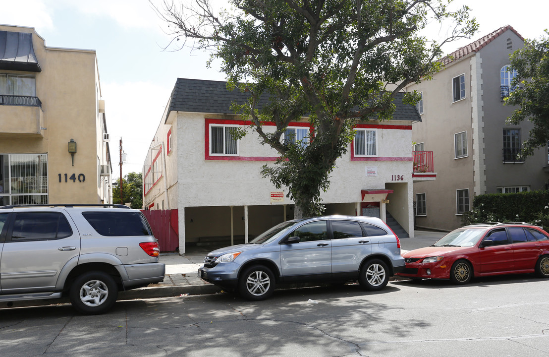 1136 N Ogden Dr in Los Angeles, CA - Foto de edificio