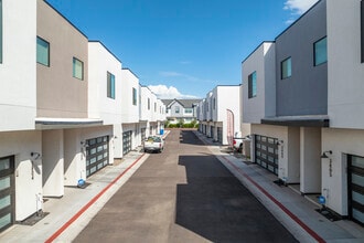Alameda Villas in Phoenix, AZ - Foto de edificio - Building Photo