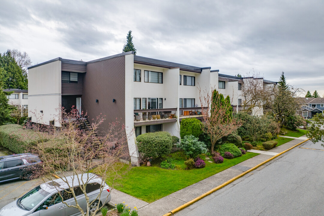 7303-7393 Montecito Dr in Burnaby, BC - Building Photo