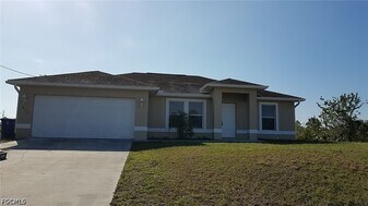 932 Dobbins St E in Lehigh Acres, FL - Building Photo