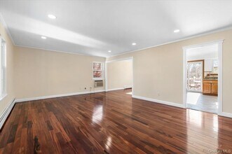 20 Alex Ln, Unit 1 in Glen Cove, NY - Building Photo - Building Photo