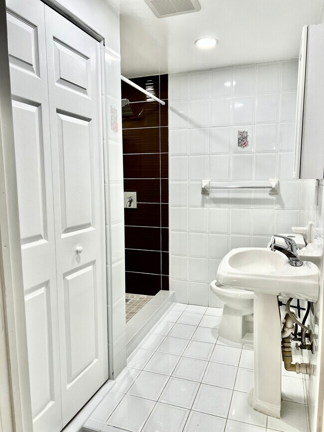 649 W 14th St, Unit 649 W 14th st Hialeah ,FL in Hialeah, FL - Foto de edificio - Building Photo
