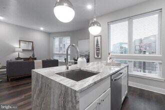 1555 Ridge Ave, Unit 202 in Philadelphia, PA - Foto de edificio - Building Photo