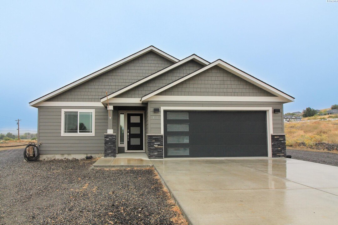 401 West Trinity Pr NW in Benton City, WA - Building Photo