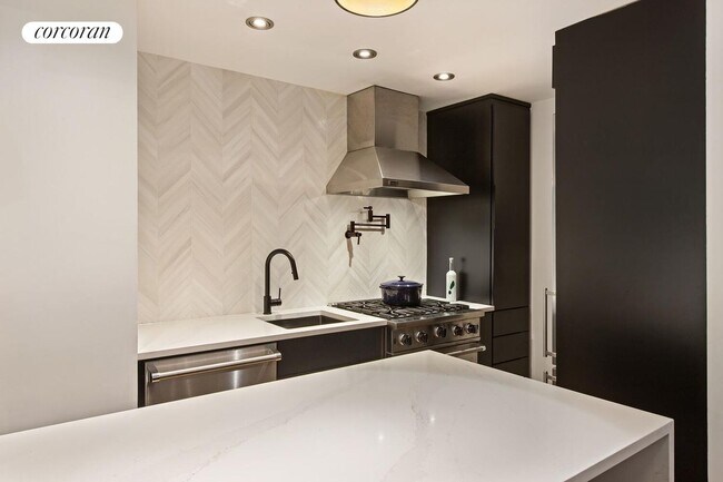 39 E 12th St in New York, NY - Building Photo - Building Photo