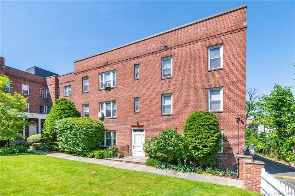 70 Strawberry Hill Ave in Stamford, CT - Building Photo