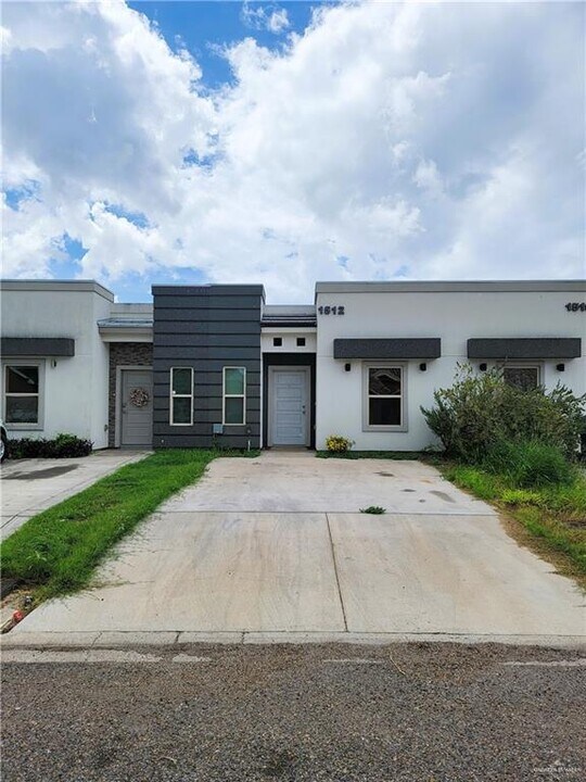 1512 New Orleans Cir in Pharr, TX - Foto de edificio
