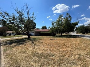 719 Lake Dr in Kerrville, TX - Building Photo - Building Photo