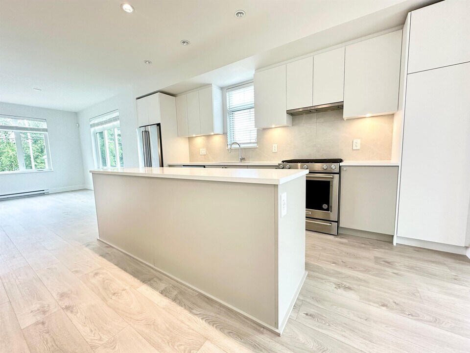 2070-2070 Oak Meadows Dr in Surrey, BC - Building Photo