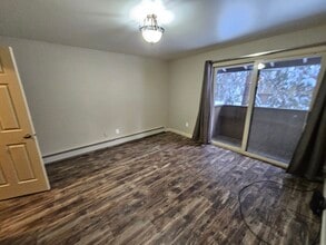 7217 Foxridge Cir, Unit 2 in Anchorage, AK - Foto de edificio - Building Photo