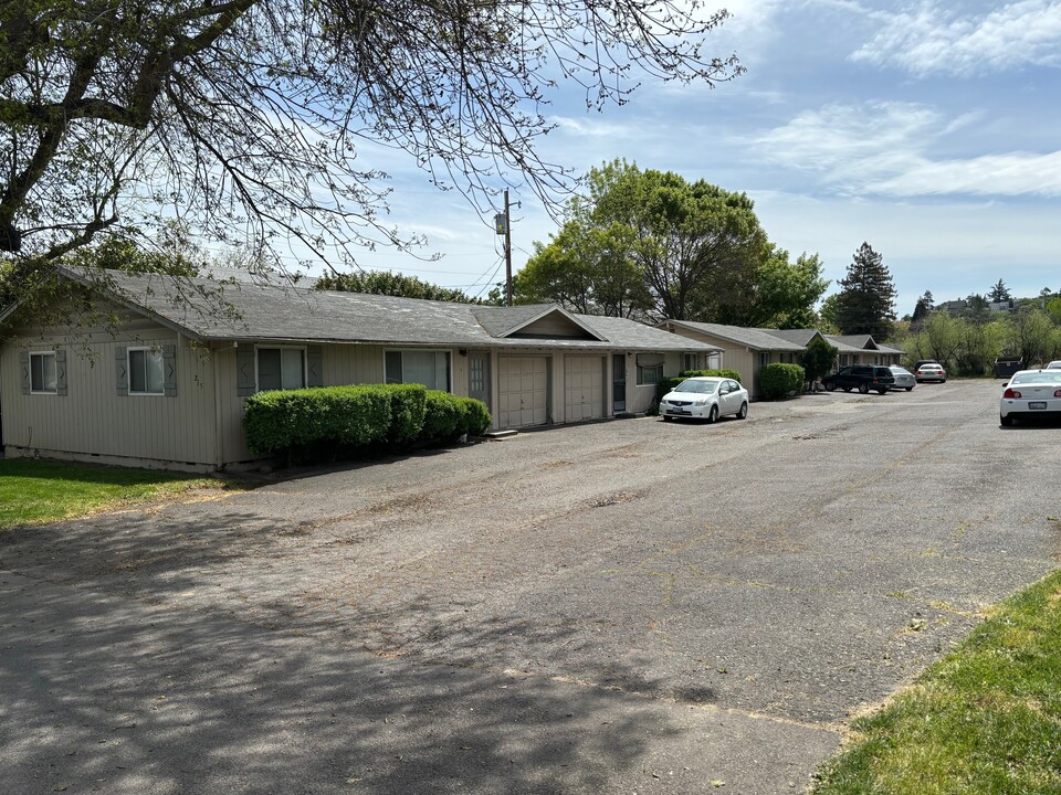 215 W 1st St in Phoenix, OR - Building Photo