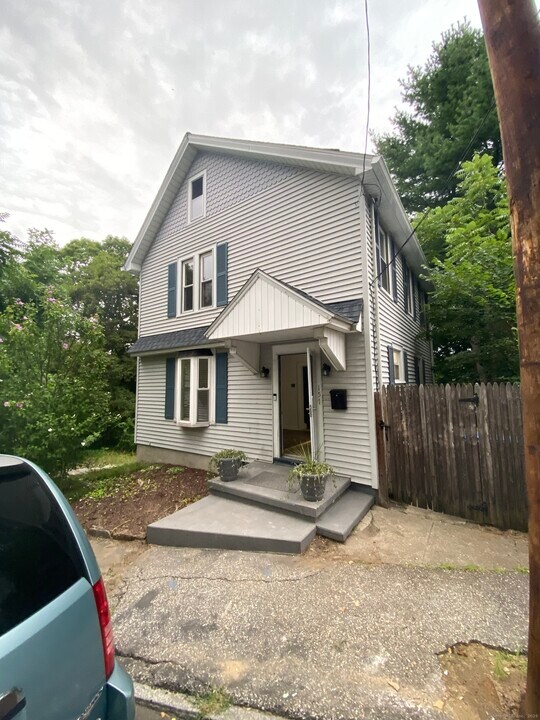 157 N Oak Ave in Shelton, CT - Foto de edificio
