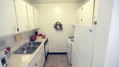 Cedar Ridge Apartments in Monroeville, PA - Foto de edificio - Building Photo