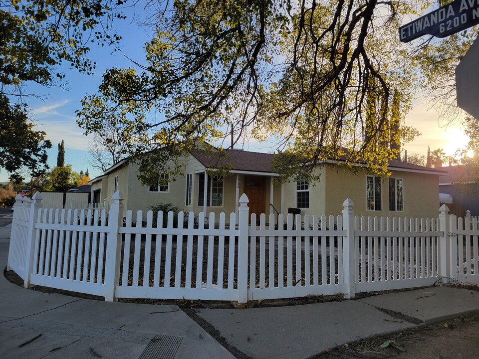 18300 Jovan St in Tarzana, CA - Building Photo