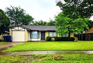 1617 Meridian Way in Garland, TX - Building Photo