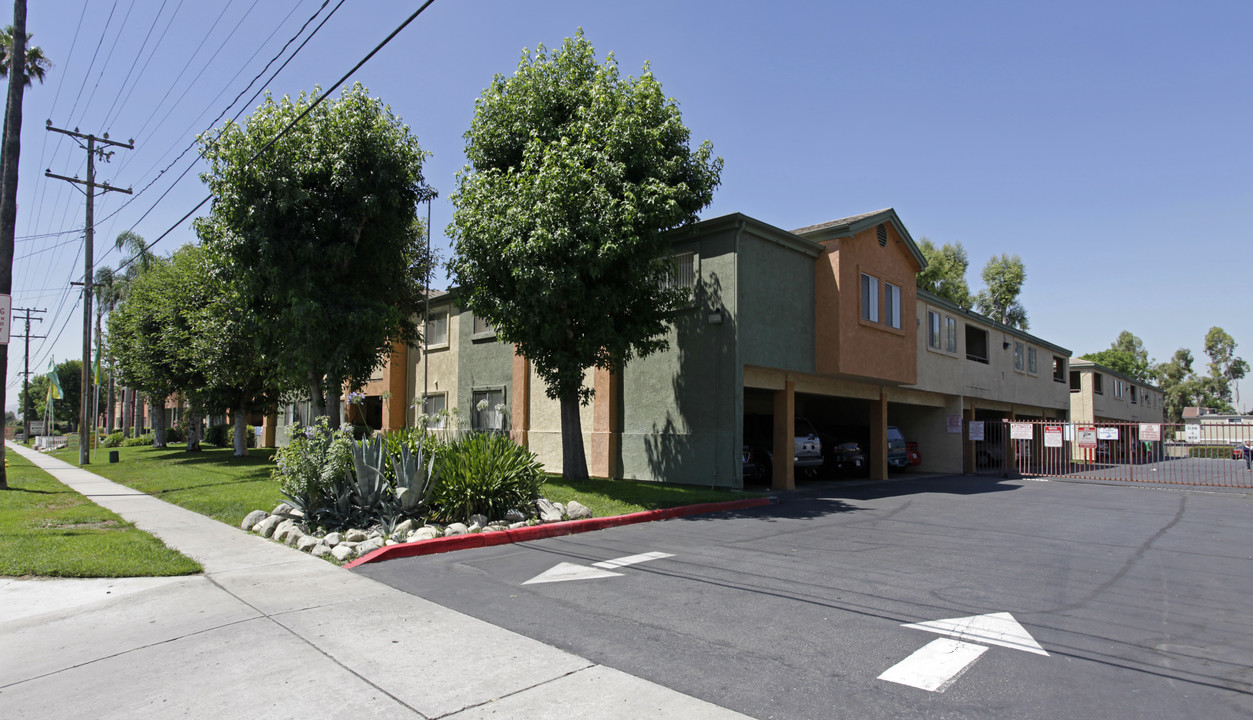 Palm Court Apartments in Fontana, CA - Foto de edificio