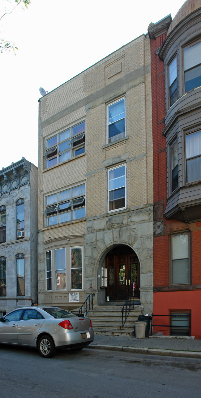 2136 5th Ave in Troy, NY - Foto de edificio - Building Photo