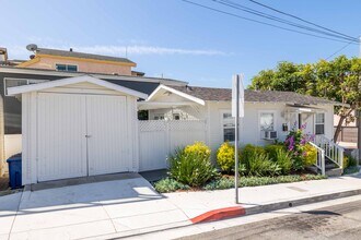 208 8th St in Hermosa Beach, CA - Foto de edificio - Building Photo
