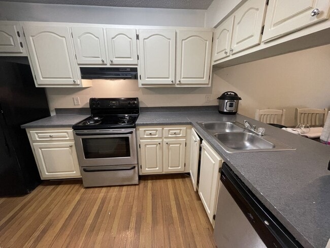 property at 656 Kenwick Cir