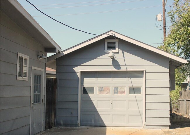 3300 Fritz Hughes Park Rd in Austin, TX - Building Photo - Building Photo
