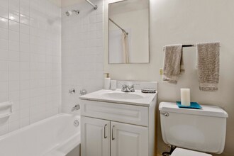 1350 N Ritchie Ct in Chicago, IL - Building Photo - Building Photo