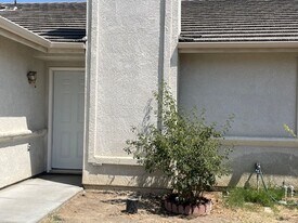 470 Winemaker St in Los Banos, CA - Building Photo