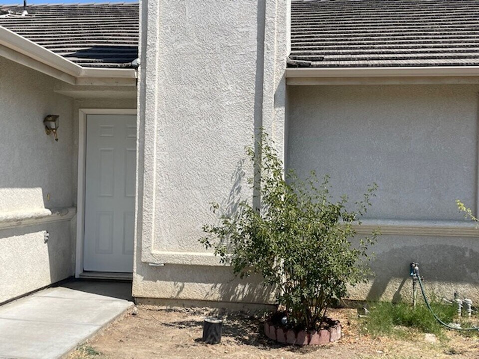 470 Winemaker St in Los Banos, CA - Building Photo