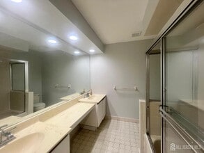 507 Woodhaven Dr in Edison, NJ - Building Photo - Building Photo