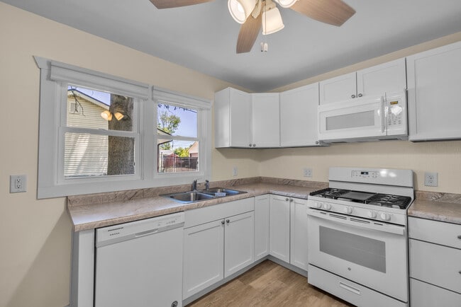 8 Crestview Dr in Decatur, IL - Building Photo - Building Photo