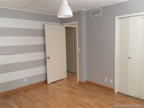 290 Racquet Club Rd-Unit -20 in Weston, FL - Building Photo - Building Photo
