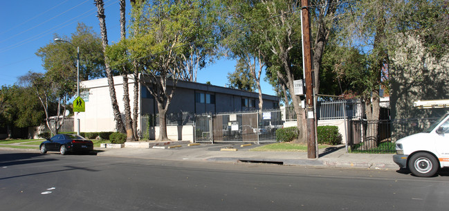 Rayen Park Apartments in North Hills, CA - Foto de edificio - Building Photo