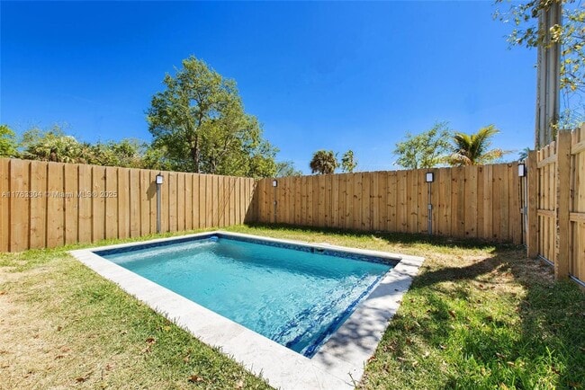 1212 NW 6th Ct in Fort Lauderdale, FL - Foto de edificio - Building Photo