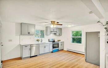 63 1/2 Vandenburgh Ave, Unit 1 in Troy, NY - Building Photo - Building Photo