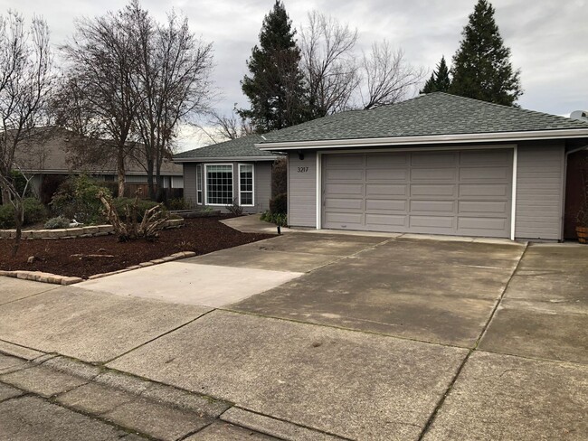 3217 Auburn Wy in Medford, OR - Foto de edificio - Building Photo