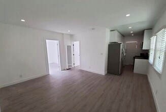 1836 10th St, Unit Unit D in Santa Monica, CA - Foto de edificio - Building Photo