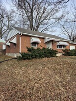 8835 Murvale Dr in Jennings, MO - Building Photo