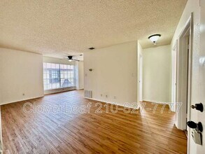 10565 Starcrest Dr in San Antonio, TX - Building Photo - Building Photo