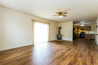 214 Mentzer Ave in New Holland, PA - Foto de edificio - Building Photo