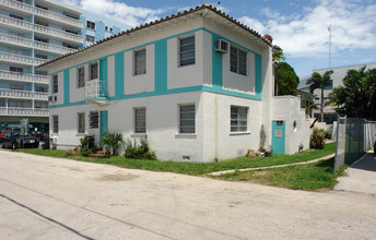 916 W 42nd St in Miami Beach, FL - Foto de edificio - Building Photo