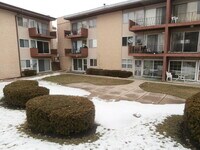 605 N Wolf Rd photo'