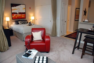 Revo 225 Apartments in Renton, WA - Foto de edificio - Building Photo