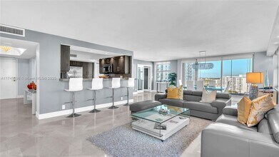 1920 S Ocean Dr in Hallandale Beach, FL - Building Photo - Building Photo