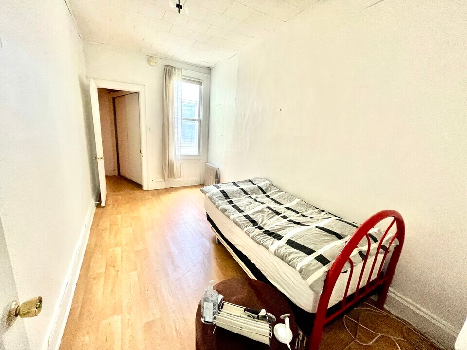 785 Woodward Ave in Ridgewood, NY - Building Photo