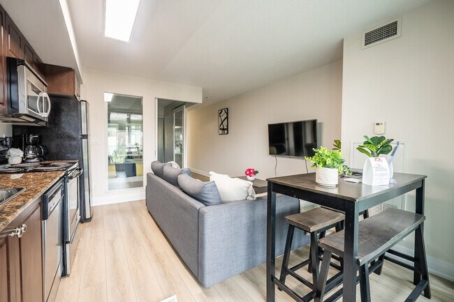 209 Gzowski Boulevard, Unit SI ID1390137P in Toronto, ON - Building Photo - Building Photo